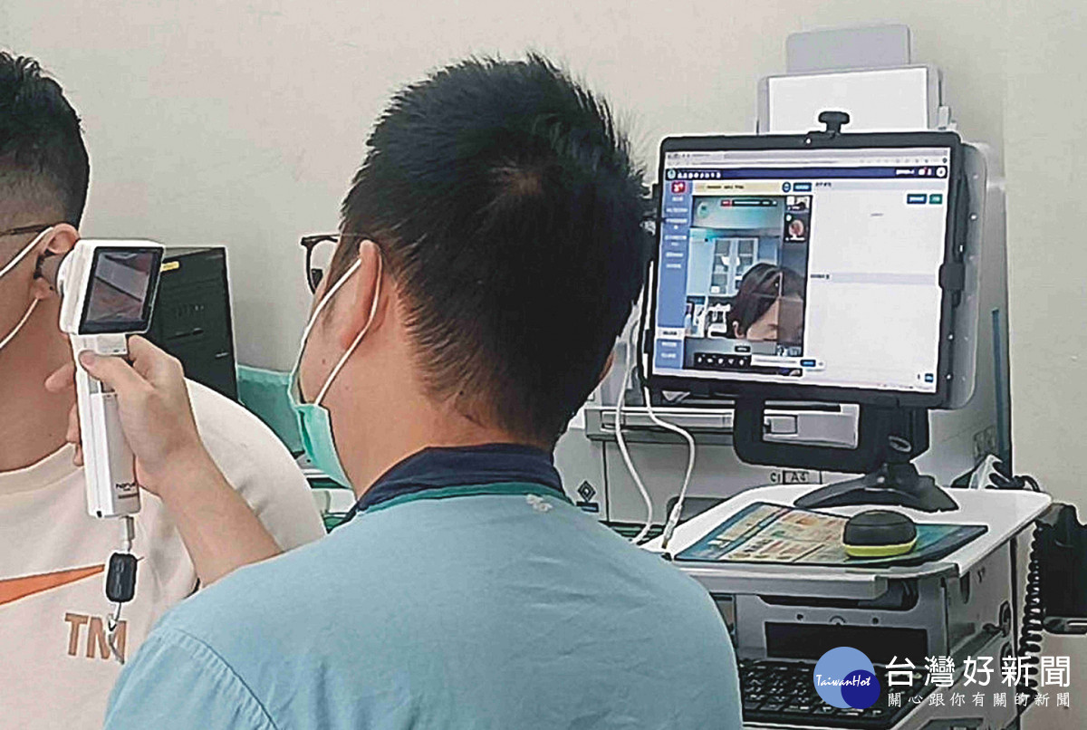 水里急診救護站醫師將電子耳鏡檢查後結果，上傳到遠距會診平台，可讓彰基總院的會診醫師可以得到快速的診斷。圖／彰基醫院提供