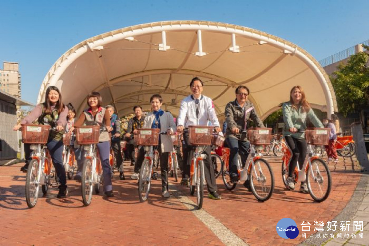 市長帶頭體驗YouBike2.0 E電輔車。