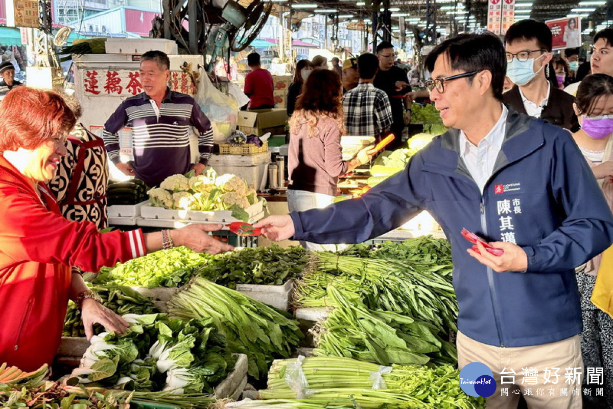 ▲關心年前蔬果花卉供應，陳其邁走訪果菜市場視察同時向民眾拜早年。