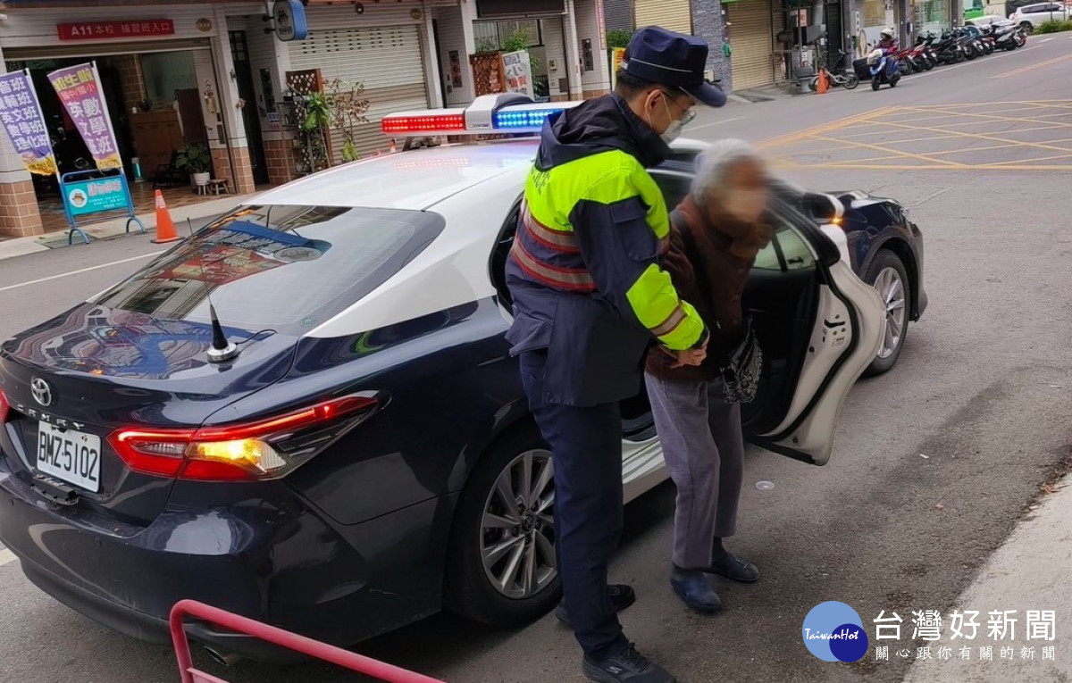 員警護送8旬老婦返家／警方提供