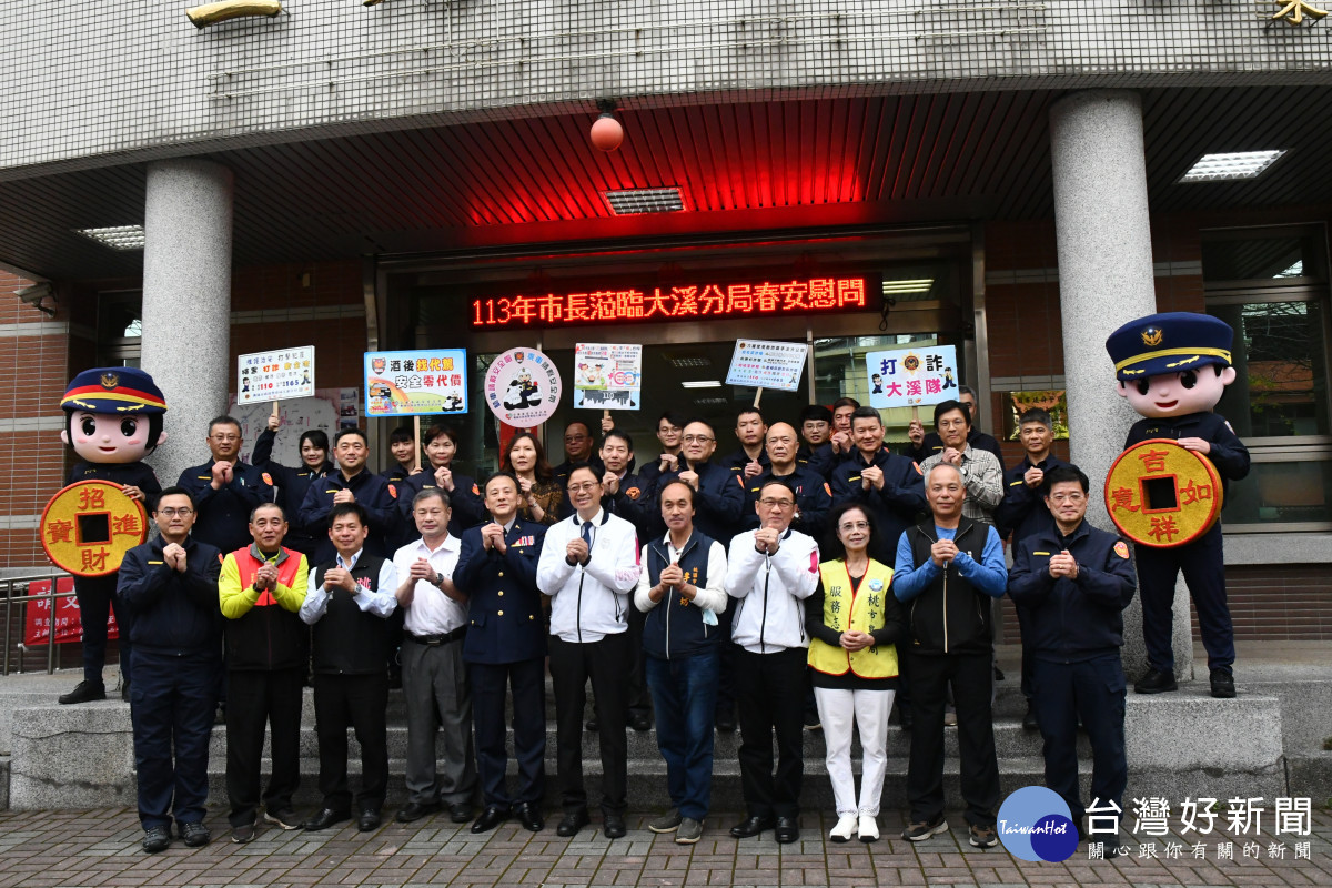 張善政市長視察警分局,感謝春節期間辛勞奉獻的警察同仁。