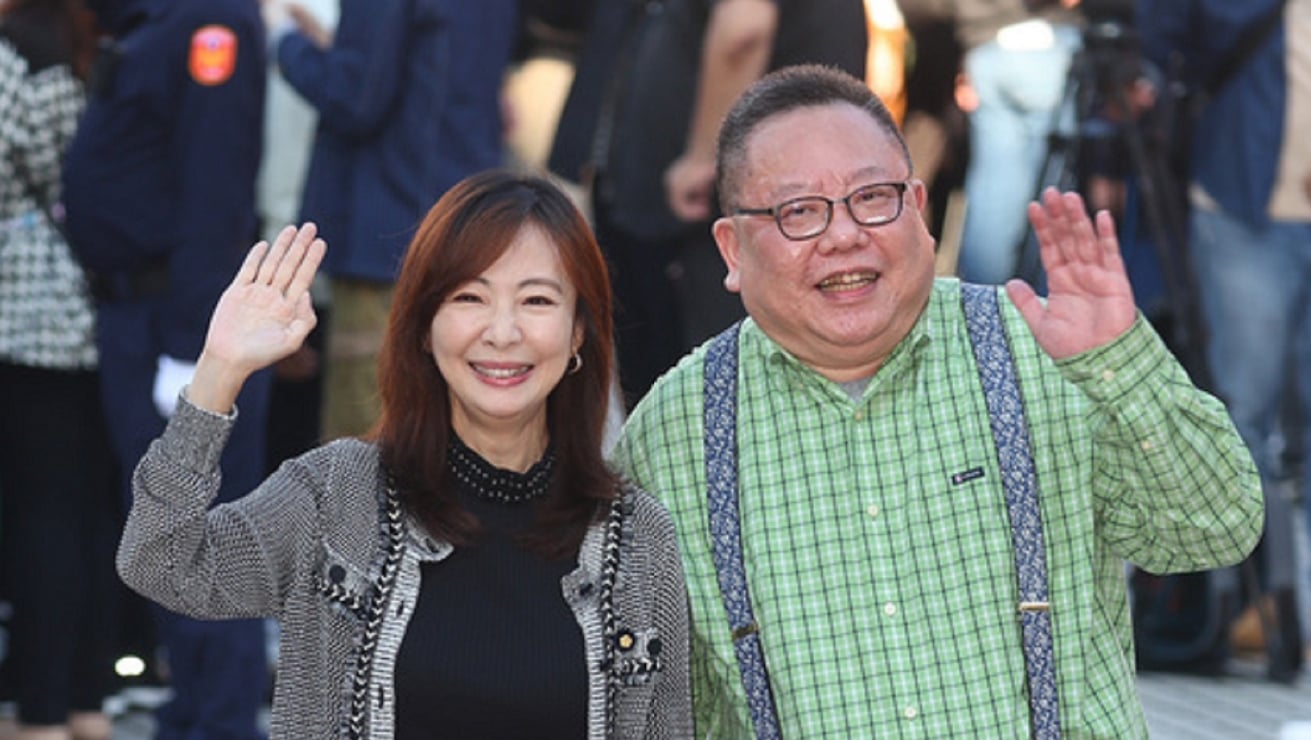 過去因主演戲劇麻辣鮮師爆紅、新科民進黨不分區立委郭昱晴帶劇中歡喜冤家「黃中興主任」葉民志陪同進場。中央社
