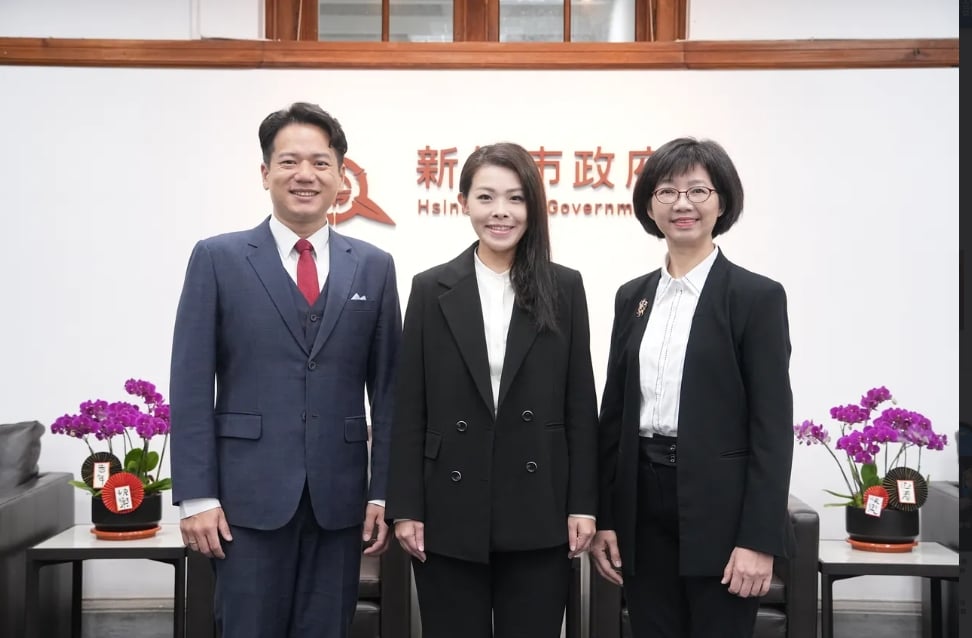 新竹市副市長邱臣遠(左起)、市長高虹安、秘書長張治祥。竹市府提供