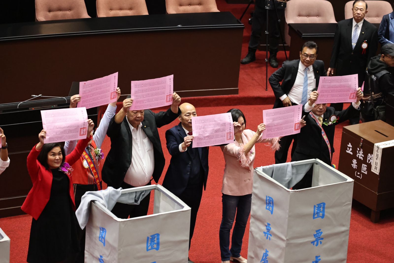  立法院1日改選院長，三黨都設監票員盯票，不少國民黨立委集體亮票。林啟弘攝