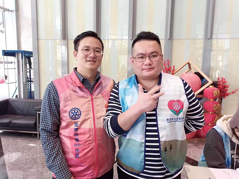 新北市大左岸扶輪社社長 P Lin 黎育麟(左)及 副秘書長 Dato 葉宏志(右),大左岸扶輪社的善心和奉獻精神讓這個社會變得更加溫暖。圖/大左岸扶輪社提供