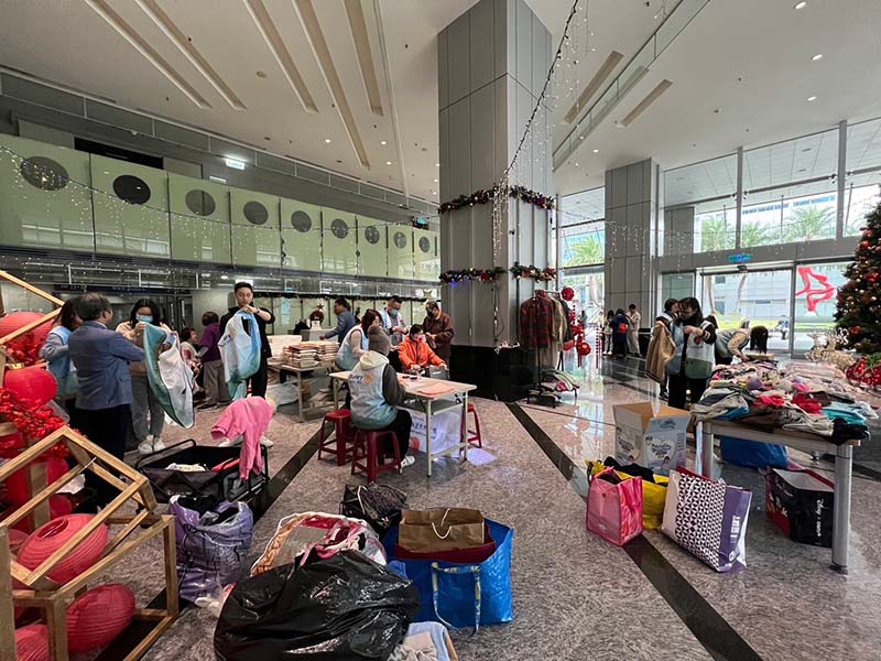 新北市大左岸扶輪社在中和區元隆捷運雙星大廳舉辦了「第四屆寒冬送暖服務計劃」,將溫暖送達到中和區的弱勢家庭。圖/大左岸扶輪社提供