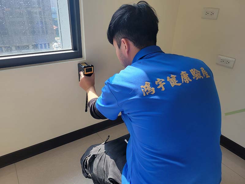 驗屋專業人員需要經過正規專業培訓。圖/鴻宇健康驗屋提供