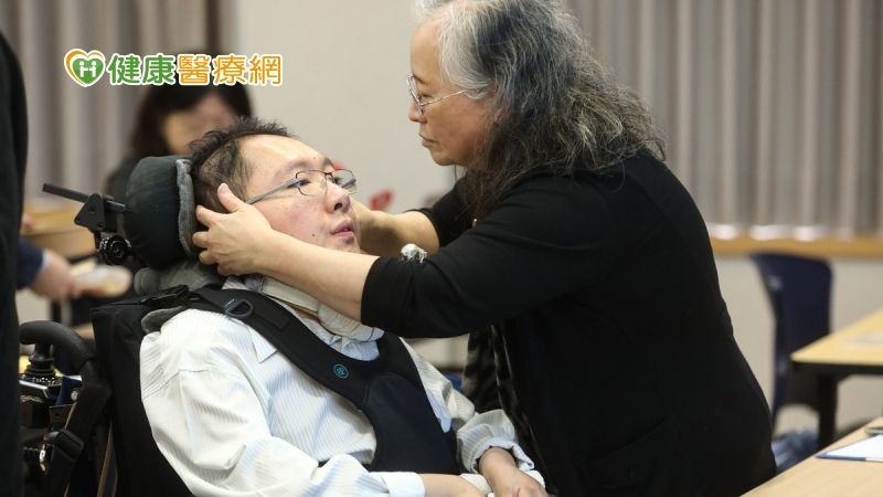 【影】不受SMA罕病禁錮 陳俊翰律師學歷超狂!棄高薪爭取病友權益