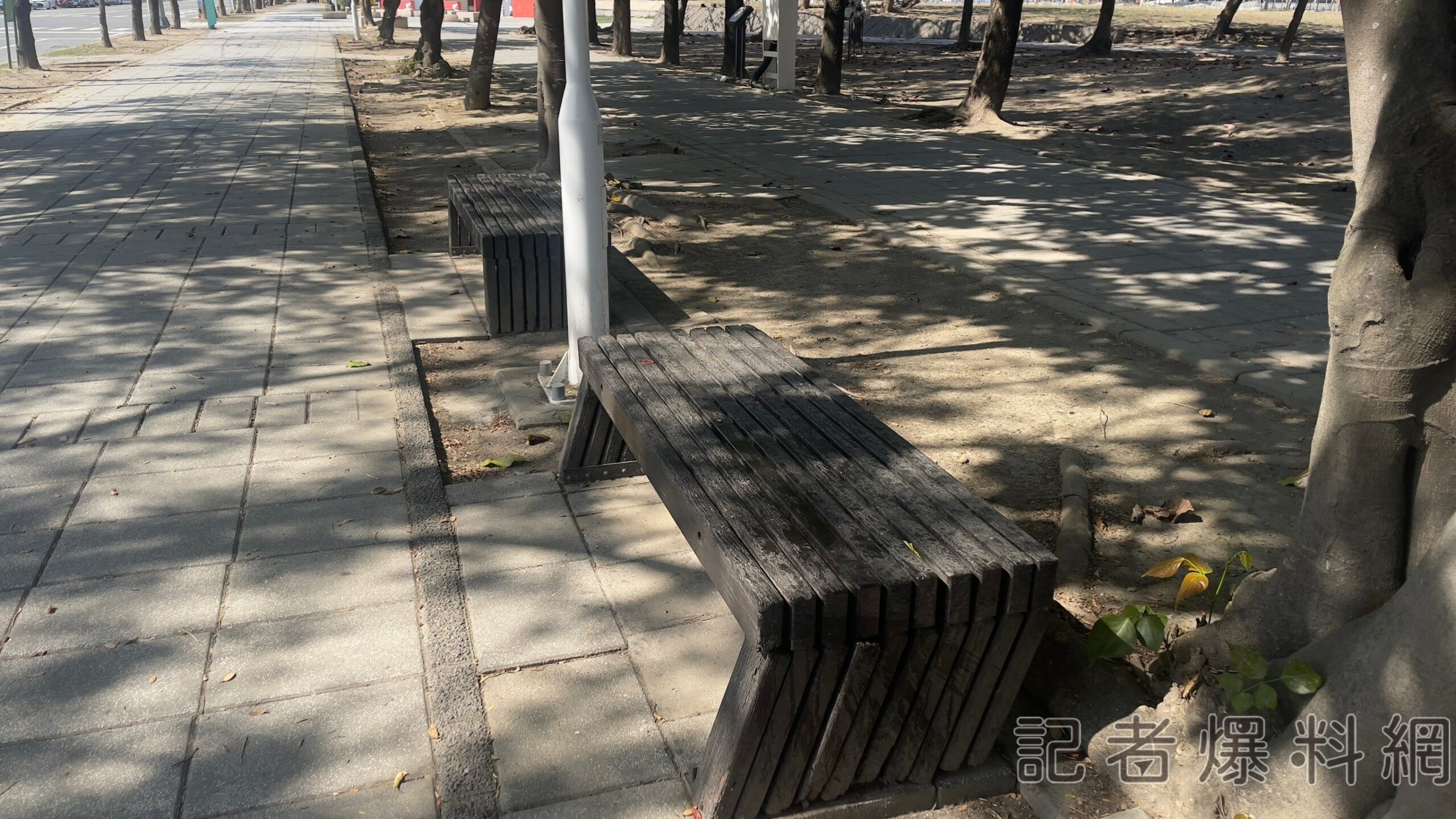 ▲台灣燈會在即，安平燈區林默娘公園出現公園「歪椅」。（圖／記者王俊勝攝）