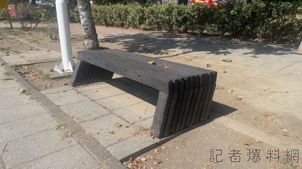 ▲台灣燈會在即，安平燈區林默娘公園出現公園「歪椅」。（圖／記者王俊勝攝）