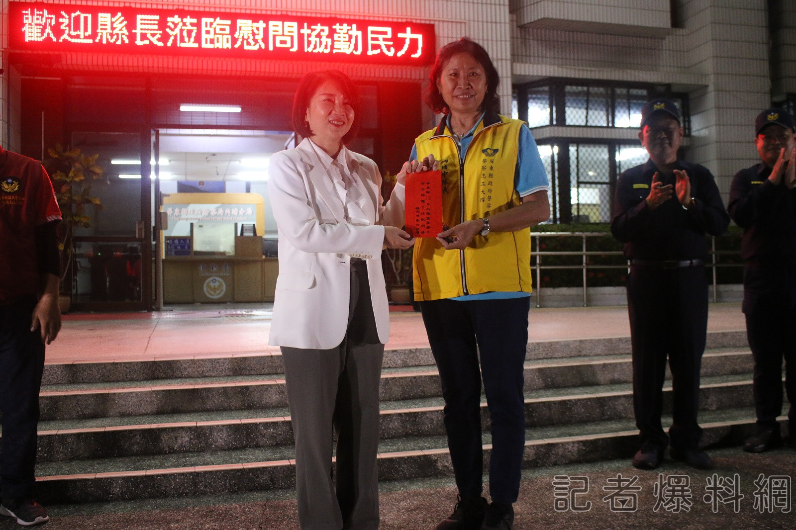 ▲屏東縣長周春米昨（1）日到場慰勞民力、警察同仁，並致贈慰勞金。（圖／屏東縣政府）