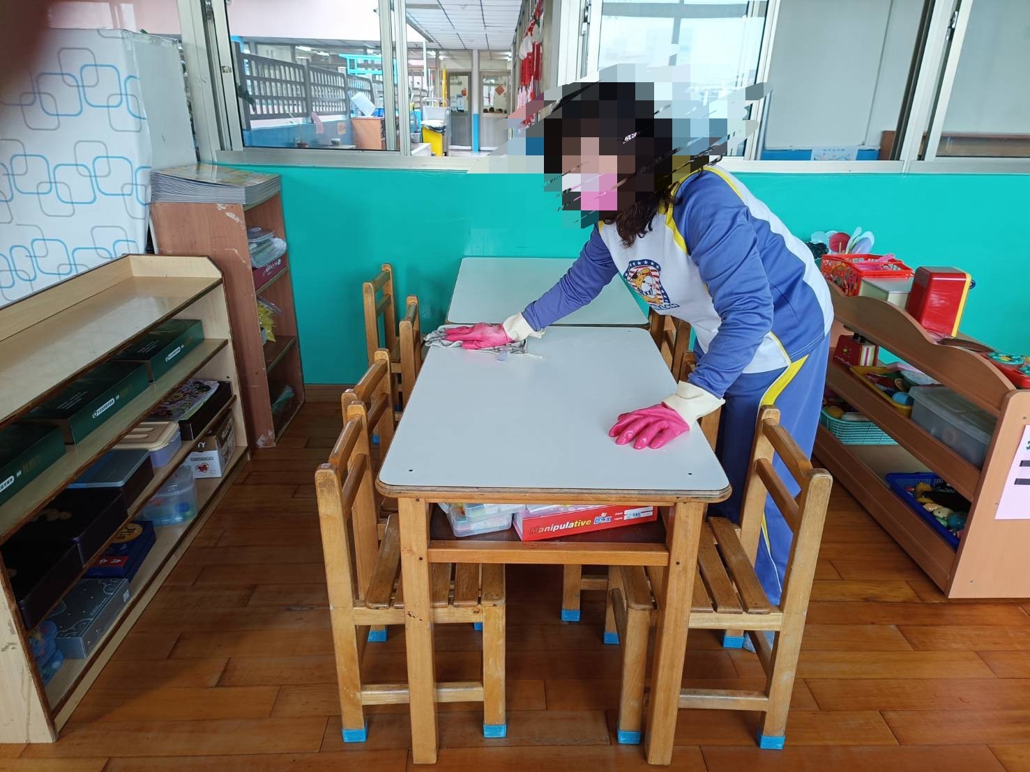 ▲幼兒園進行清潔消毒。(記者 程啟峰 翻攝)
