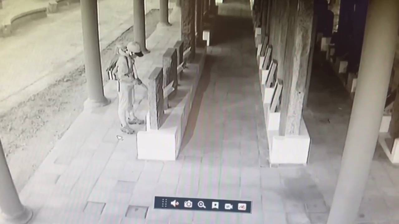 ▲涉案戴姓女子以橄欖油添加紅酒潑灑碑林內62塊石碑，辯稱祈福儀式。（圖／記者陳彥霖翻攝）