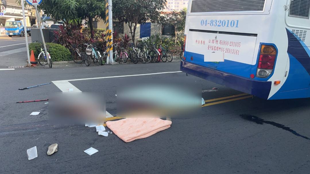 ▲溪湖鎮發生重大車禍,1輛員林客運公車行駛在溪湖鎮員鹿路與彰水路交叉路口時,擦撞1對行走的長者,釀1死1重傷慘劇,車禍當時,老夫婦的藥袋還掉落一地。(民眾提供)