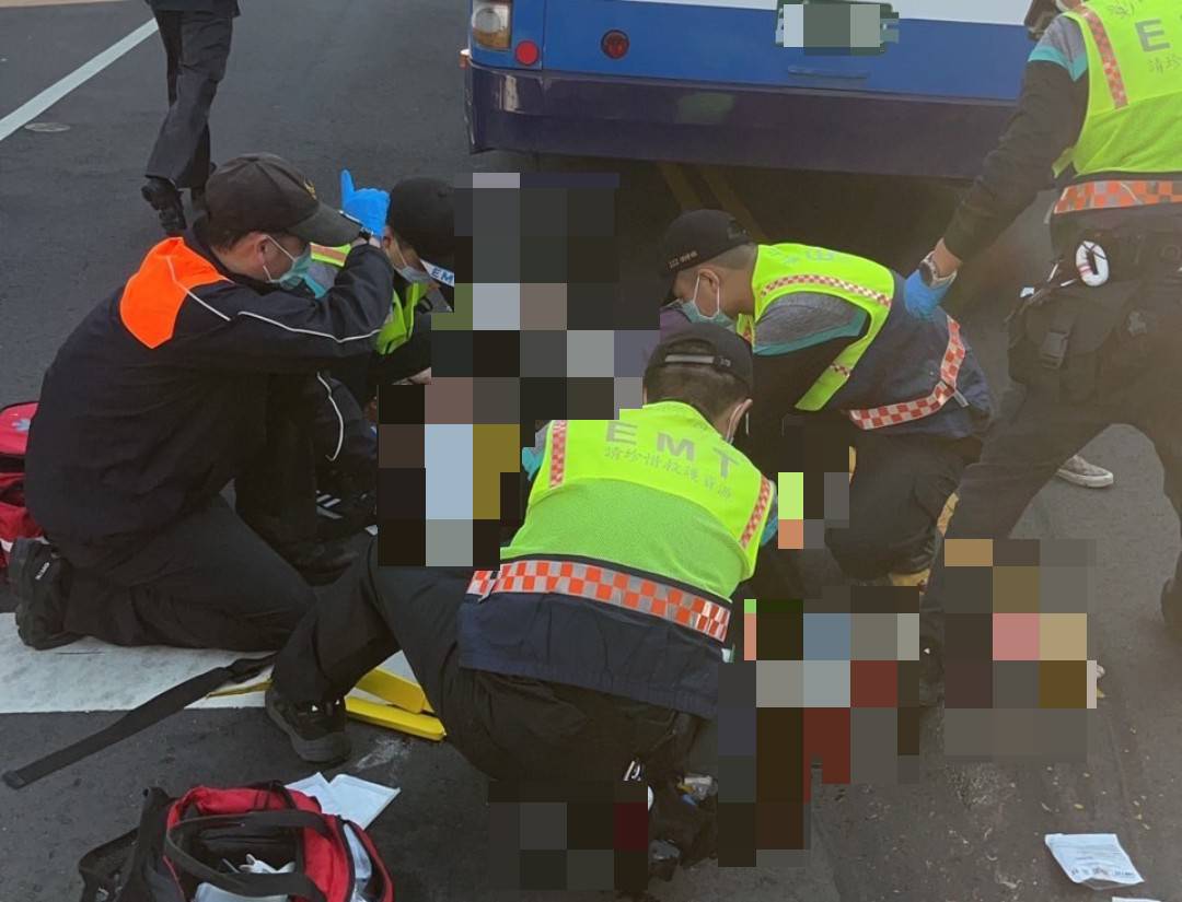 ▲溪湖鎮發生重大車禍，1輛員林客運公車行駛在溪湖鎮員鹿路與彰水路交叉路口時，擦撞1對行走的長者，釀1死1重傷慘劇，車禍當時，老夫婦的藥袋還掉落一地。（民眾提供）