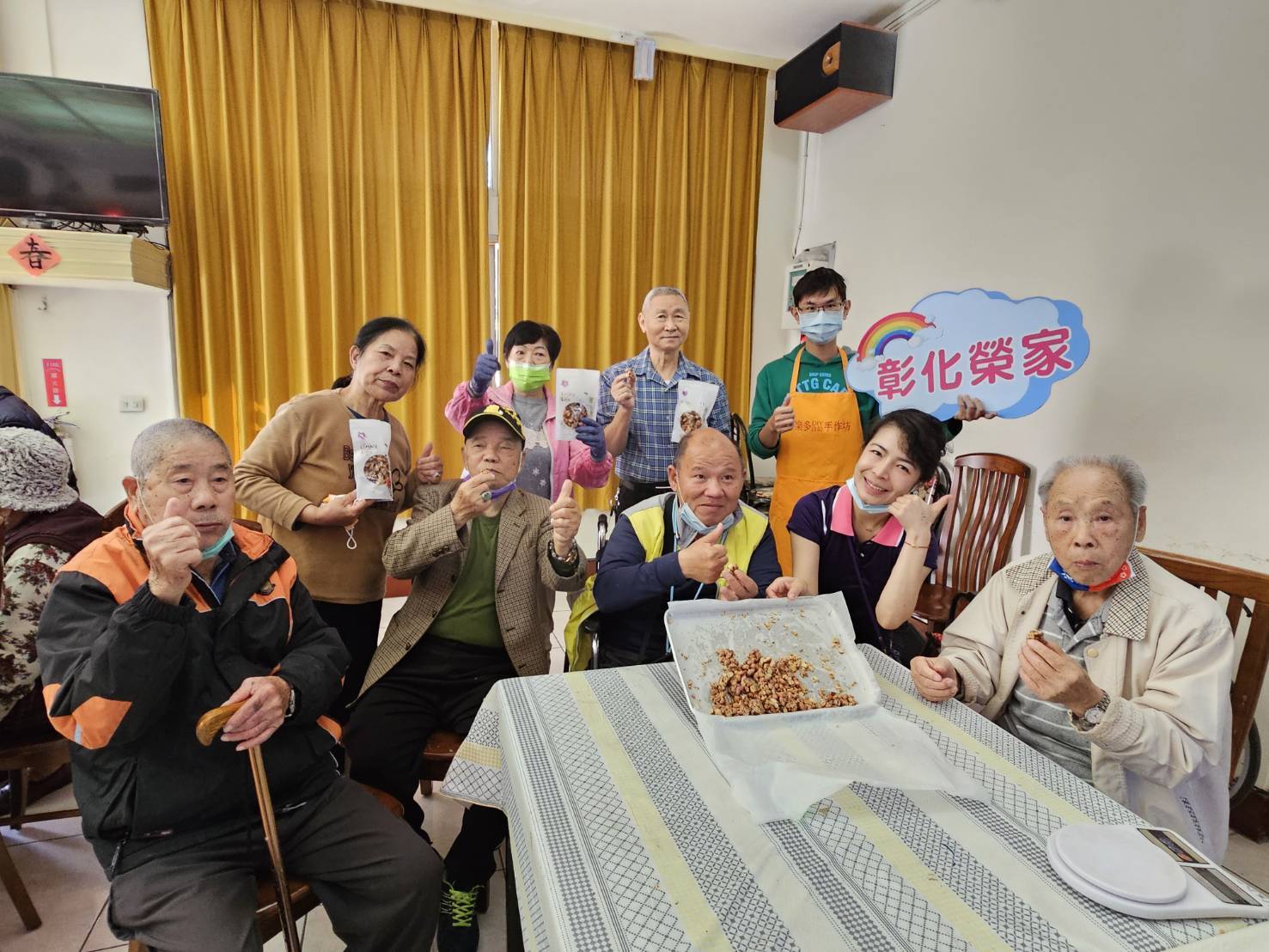 ▲春節將至，彰化榮家邀請樂多自助手作坊屈阿貞老師，教導長輩製作好吃又健康，春節必備的花生酥糖，大家一同學習，好玩又應景，也享受烘焙樂趣。（記者張溎壕攝）