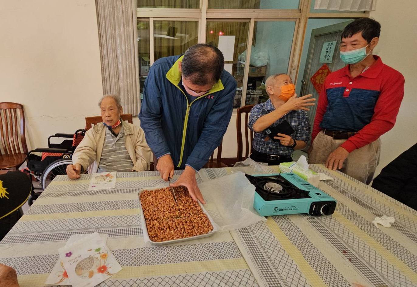 ▲春節將至，彰化榮家邀請樂多自助手作坊屈阿貞老師，教導長輩製作好吃又健康，春節必備的花生酥糖，大家一同學習，好玩又應景，也享受烘焙樂趣。（記者張溎壕攝）
