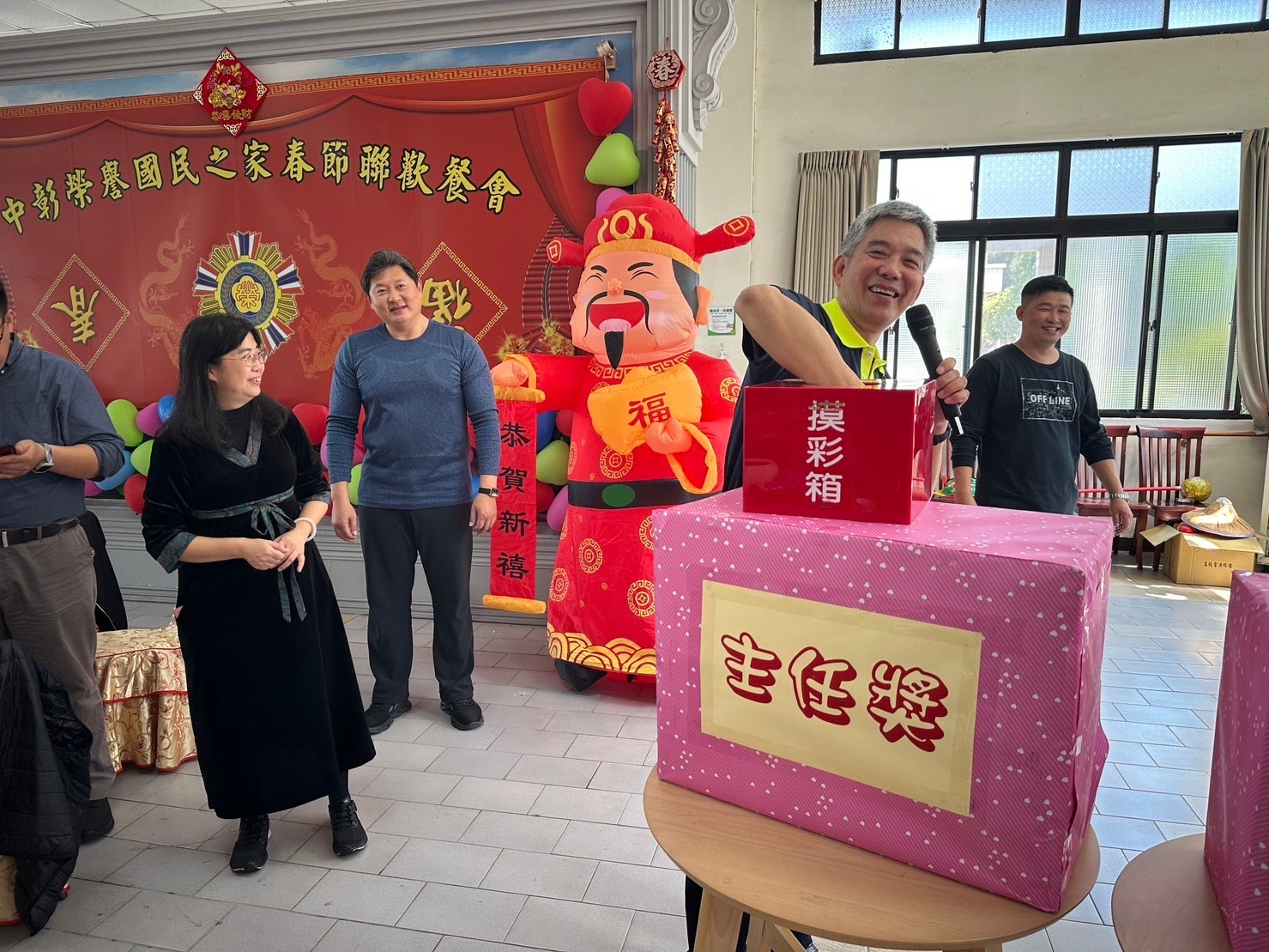 ▲農曆春節將屆，中彰榮家辦理「春節聯歡餐敘暨摸彩迎新春」活動，讓家區長輩共同迎接歡樂的「金龍年」。（記者張溎壕攝）