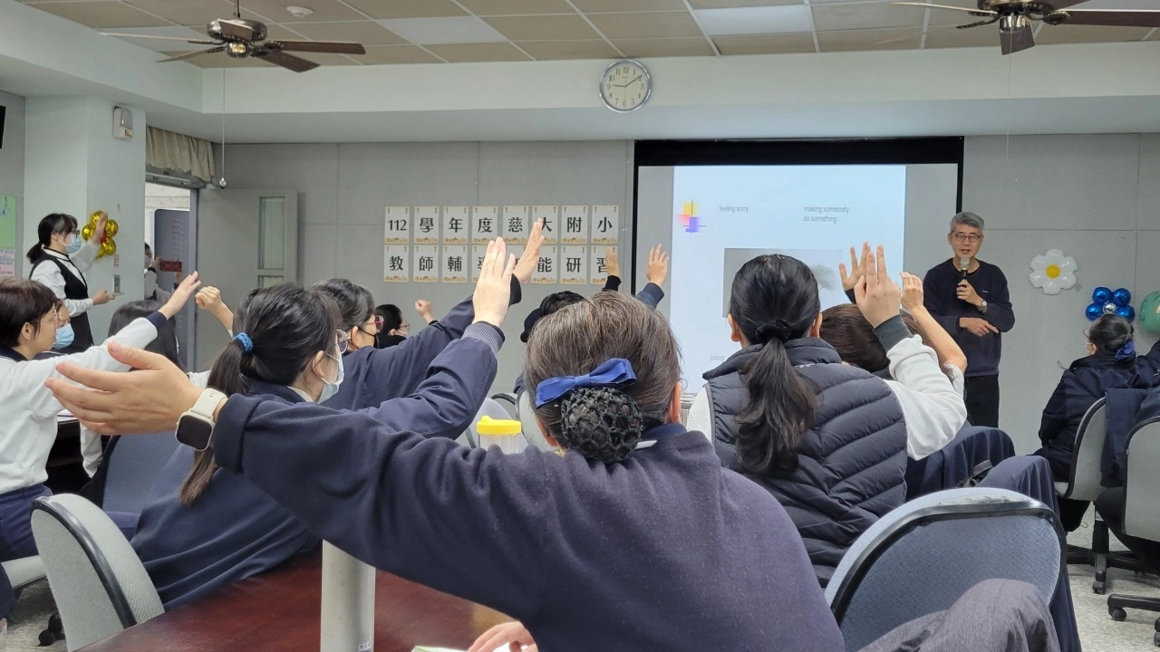 透過提問與互動,湯醫師即時為老師教學現場所面臨的問題解答