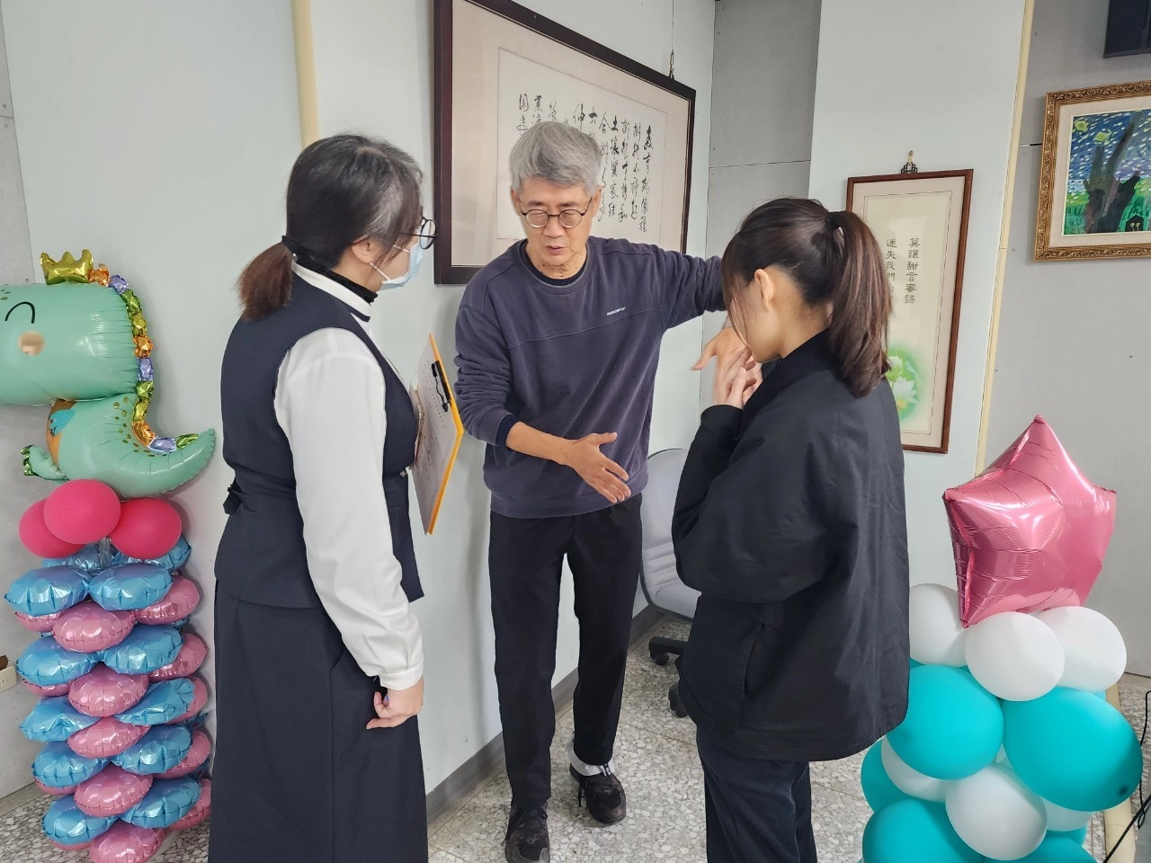 師長把握下課時間,詢問特殊個案學生的處遇方式