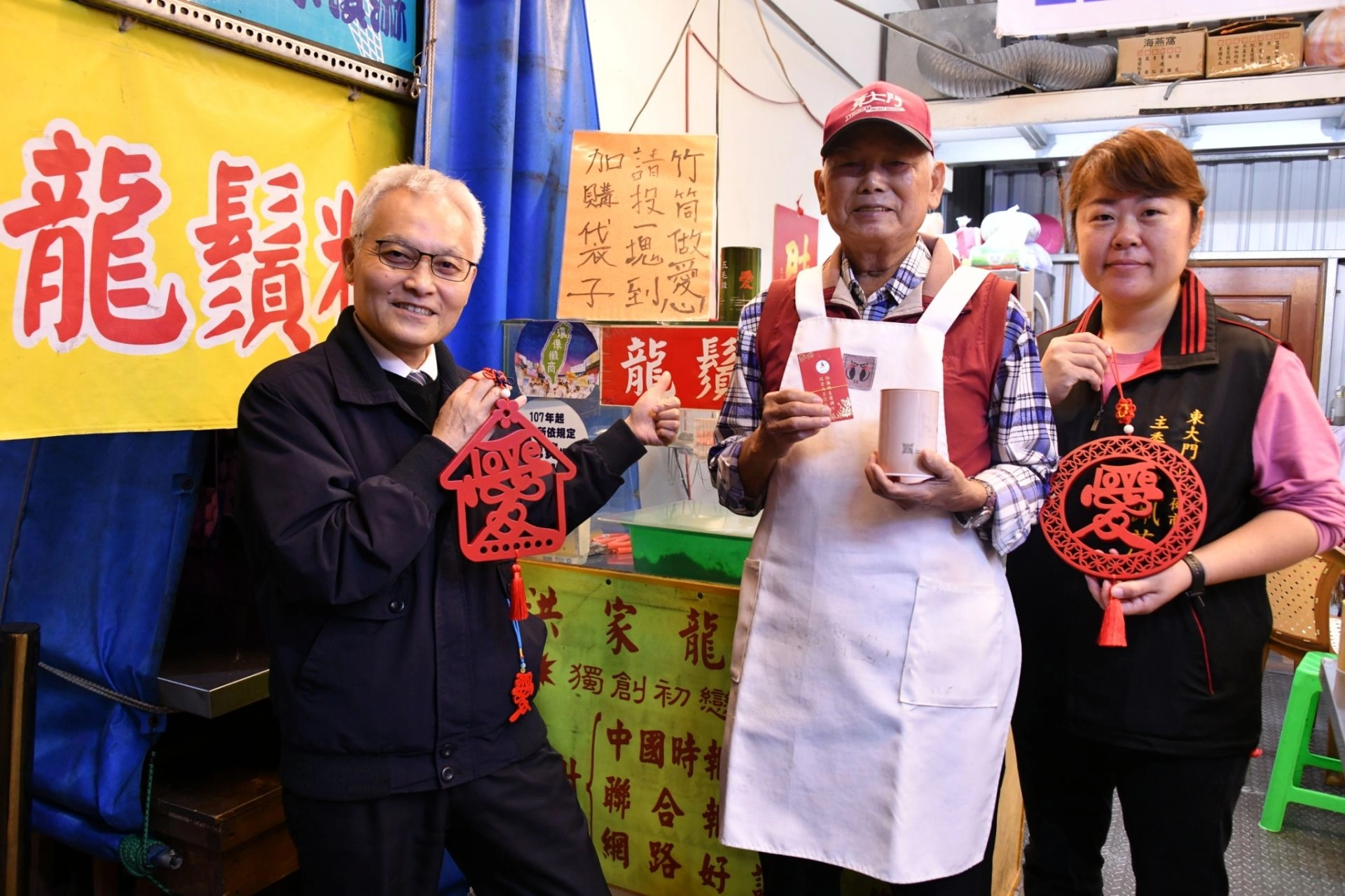 東大門夜市愛心店家響應減塑政策,不主動提供塑膠袋,顧客需要購買時他們就請顧客投零錢到竹筒。