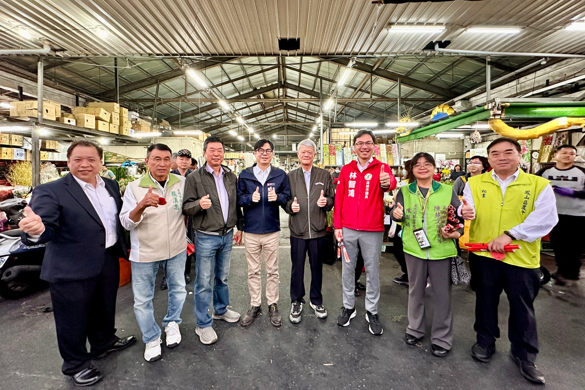 關心年前蔬果花卉供應情形 陳其邁走訪鳳山、高雄果菜市場拜早年