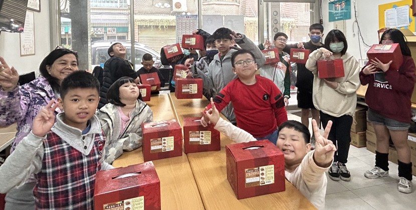 愛心不分遠近　香港善心謝女士購王媽媽溫馨酥送小作所　唐氏症基金會轉贈年菜助弱勢