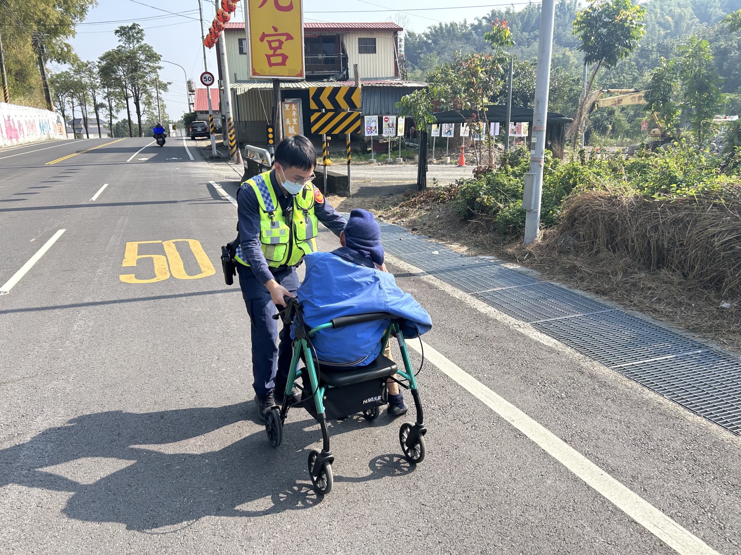 老翁獨自坐輪椅外出體力不支 暖警推他走2公里回家 老翁獨自坐輪椅外出體力不支 暖警推他走2公里回家