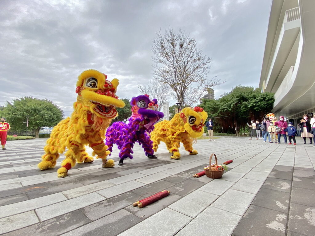 年初一園區安排有祥獅獻瑞及戰鼓表演，現場財神爺11點發贈出限量樂透彩。(圖-滬尾藝文休閒園區提供)
