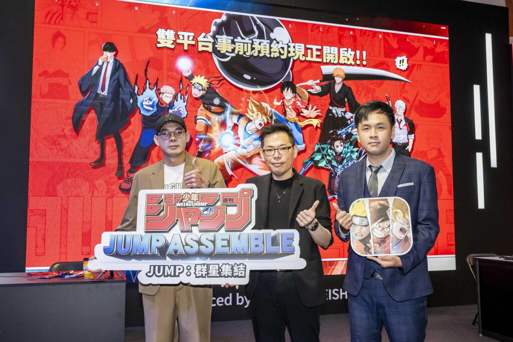 DeNA 發行副總李春元(左)、DeNA台灣負責人陳銘寬(中)以及《JUMP：群星集結》產品總監朱宏宇(右)慶祝遊戲即將上市！