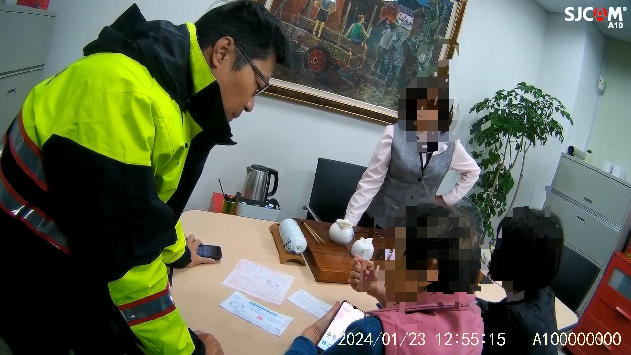 ▲圖說：戴姓阿嬤接獲一通電話30萬險噴飛，阿嬤反覆求證，千鈞一髮救回 （圖／台中市政府提供）