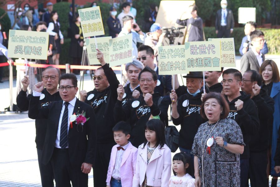 新國會/民眾黨八新科立委團進 他紅毯一次走不夠走兩次 244 新國會/民眾黨八新科立委團進 他紅毯一次走不夠走兩次 243