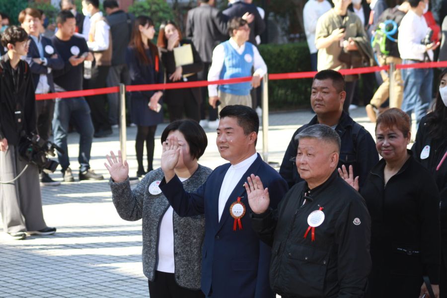 新國會/告白賴清德 謝龍介持「一生監督你一人是真愛」傘走紅毯 238 新國會/告白賴清德 謝龍介持「一生監督你一人是真愛」傘走紅毯 237