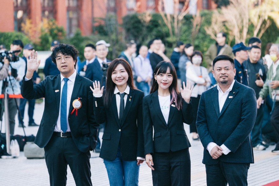 新國會/黃捷別彩虹胸針、穿「危崖有花」走紅毯就職 238 新國會/黃捷別彩虹胸針、穿「危崖有花」走紅毯就職 237