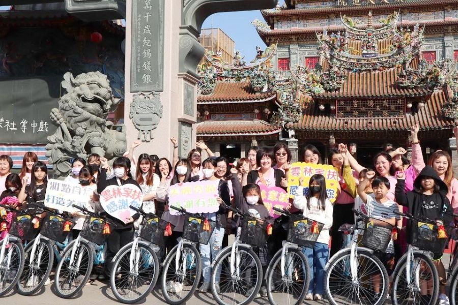 玫瑰綻放愛心助學 家扶女童玫琳凱走秀迎新年