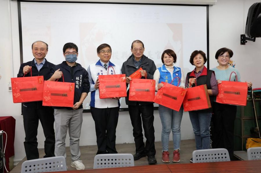 春節前夕 南投縣府慰問社福機構院民致贈禮品