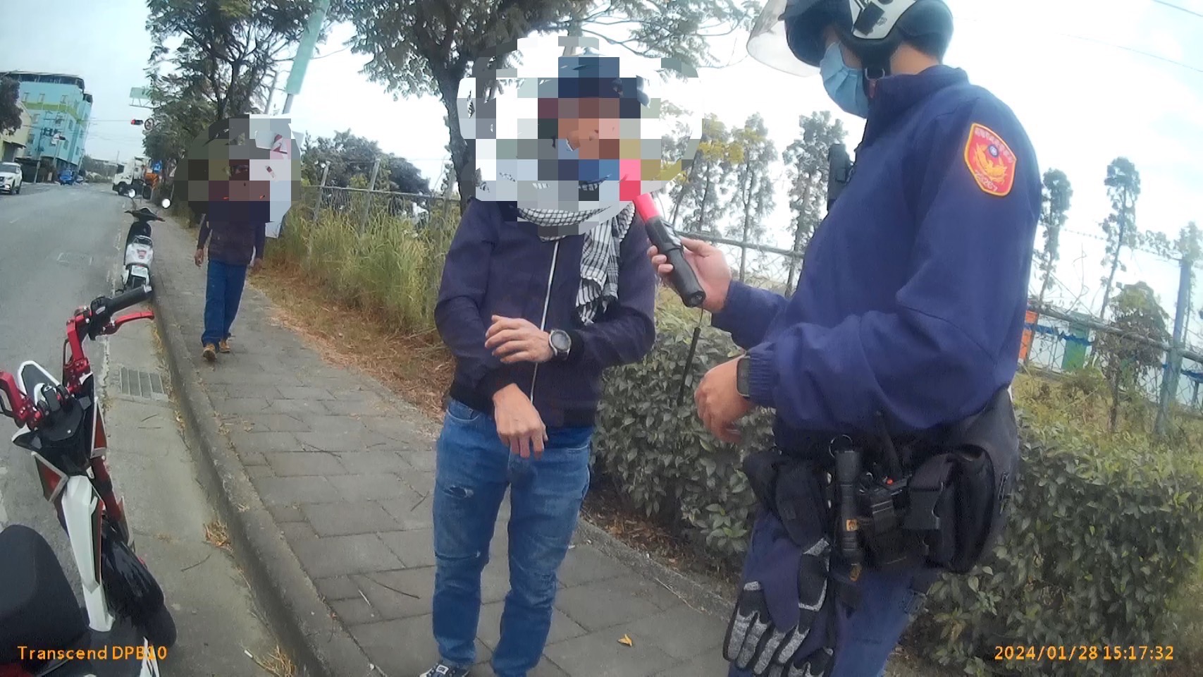 實在「泰」危險！移工放假竟一同酒駕遭警逮。〈圖/記者蔡宗武翻攝〉