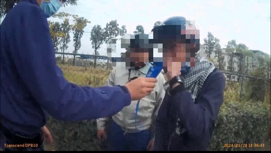 經警方實施酒測，連男酒測值沒有超標；但同行好友沙男酒測值已遠超過法定標準值，當場成為現行犯。〈圖/記者蔡宗武翻攝〉