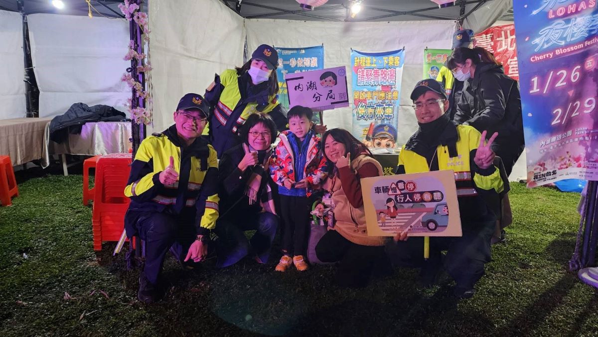 臺北樂活夜櫻季盛大開幕,內湖分局長蕭惠珠帶頭宣導安全意識。(記者薛秀蓮翻攝)