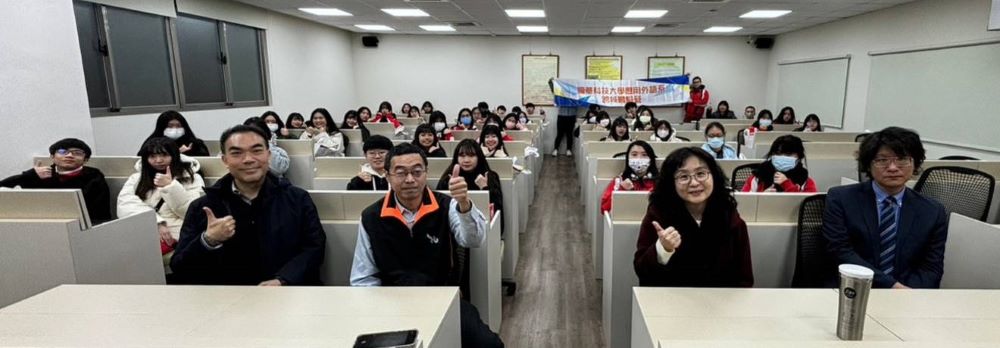 《圖說》參加一日英語營學子與龍華科大應外系教師群相見歡。〈龍華科大提供〉