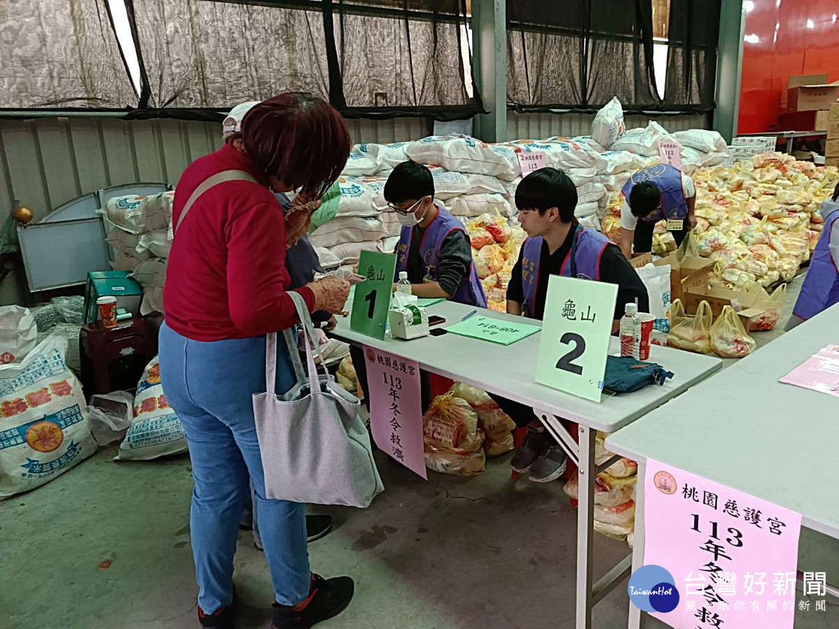 慈護宮發放冬令救濟物資一千二百萬元 張善政:讓民眾能團圓過個好年