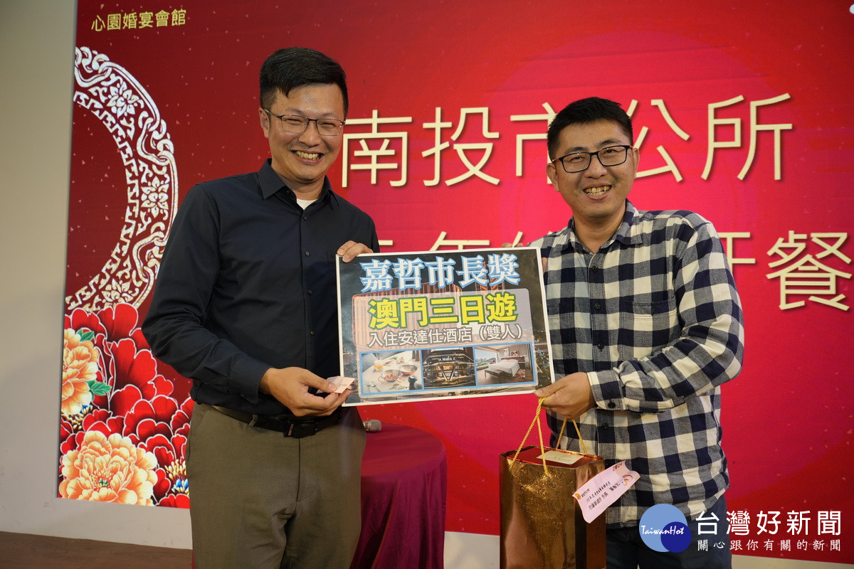 市場管理所長黃春元(右）連中大獎。（市公所提供）