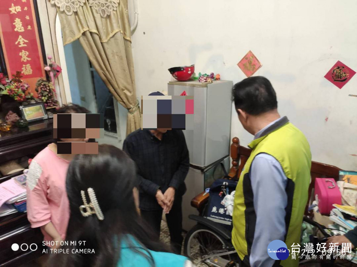 暖警展愛心,結合民間團體關懷慰訪獨老送物資。圖/彰化縣警局提供
