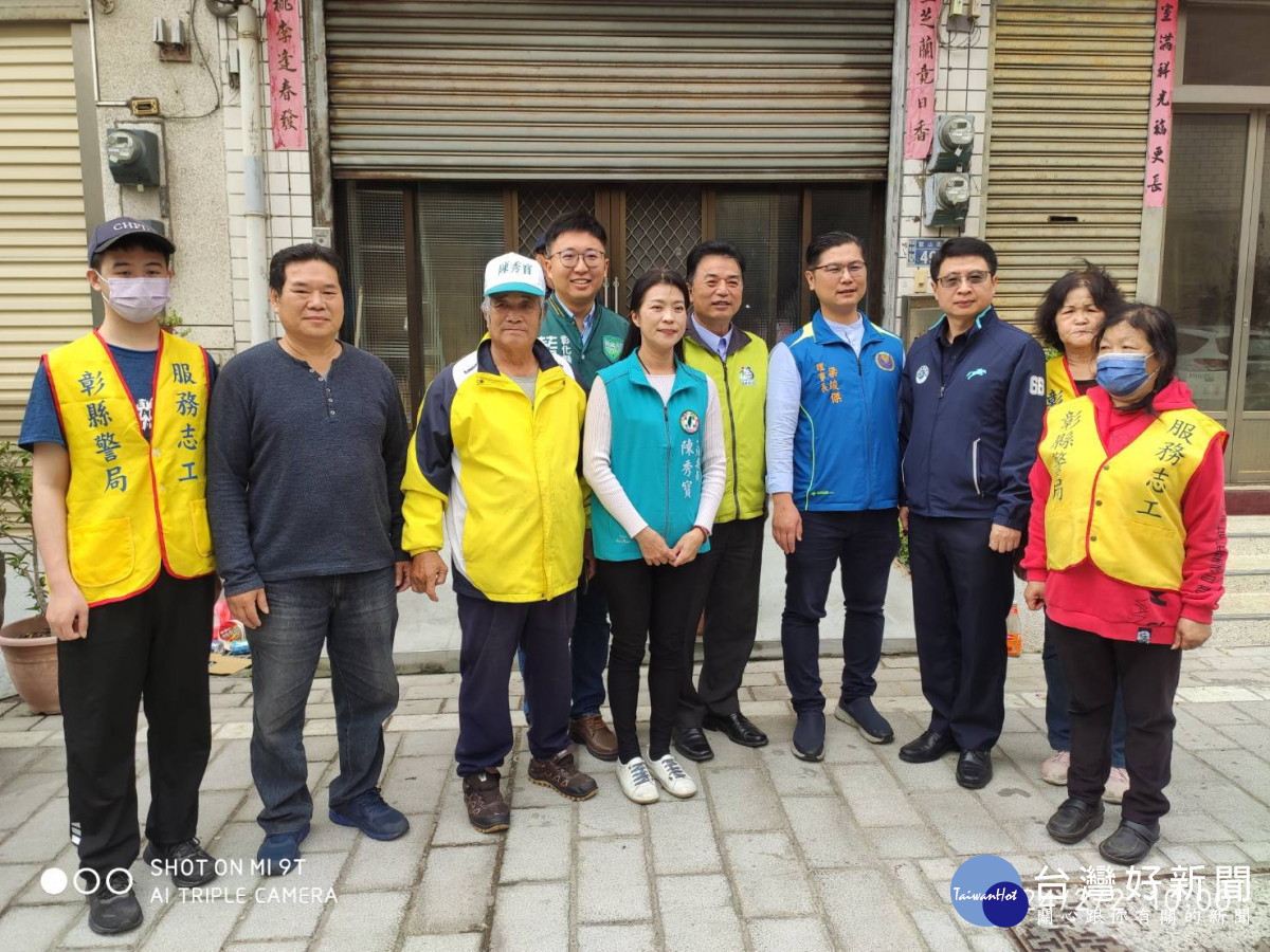 暖警展愛心,結合民間團體關懷慰訪獨老送物資。圖/彰化縣警局提供