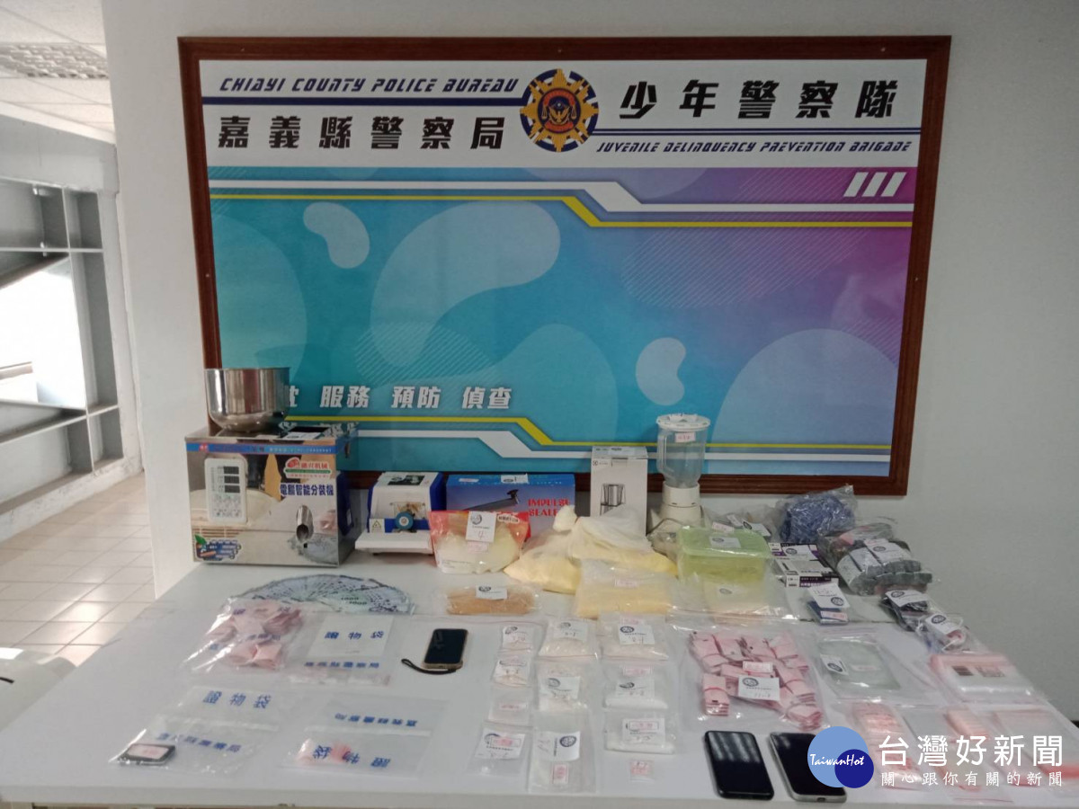 春安首日,嘉義縣少年隊查獲毒品分裝工廠,起獲毒品及分裝工具/陳致愷翻攝