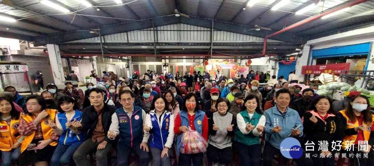 楊梅區公所與桃園市慈馨公益關懷協會合作,舉辦「楊起幸福 馨揪感心」寒冬送暖活動。<br /><br />