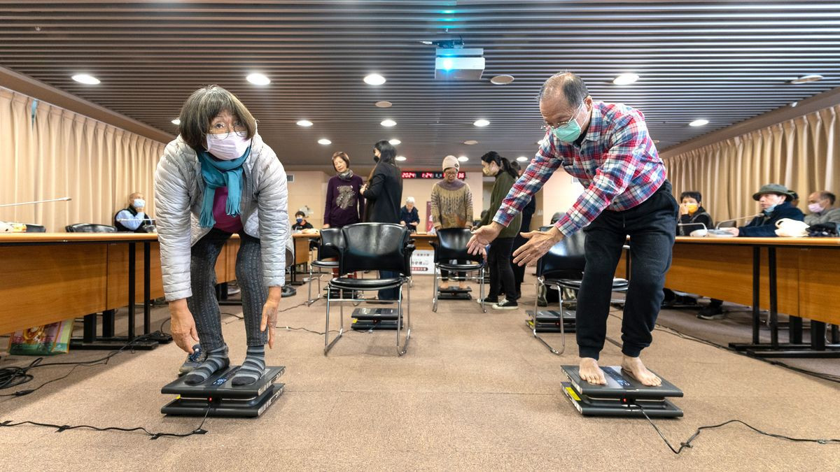 長庚養生文化村體驗者,於COZY FIT 律動奇機2.0上搭配「法鼓八式動禪」進行運動。