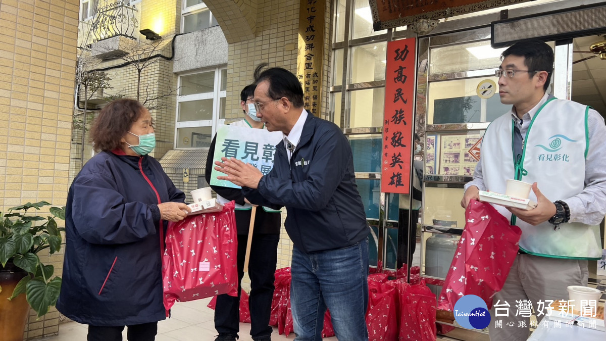 歲末街頭送暖，彰化市長林世賢「看見彰化公益發展協會」齊心關懷街友行動。