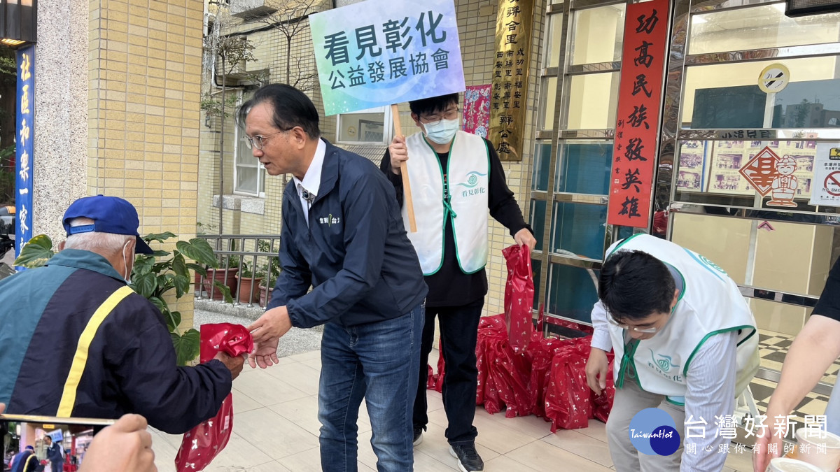 歲末街頭送暖,彰化市長林世賢「看見彰化公益發展協會」齊心關懷街友行動。