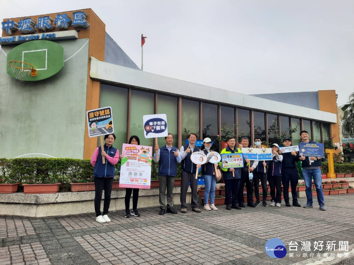 農曆年節將至，監理站加強交通安全宣導，期讓民眾快樂出門平安回家。